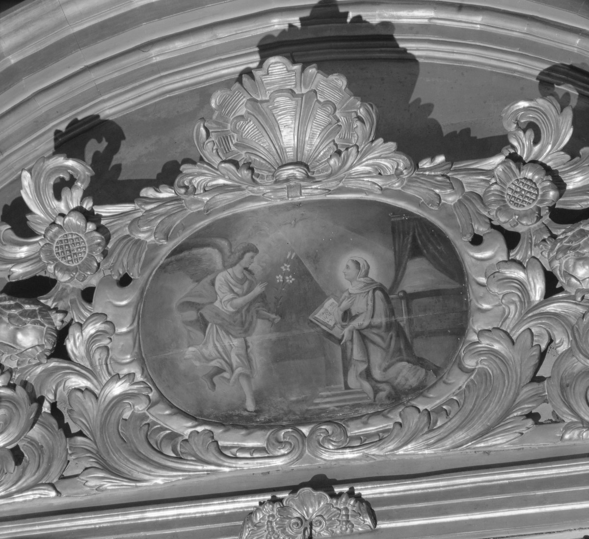 Kościół św. Jan Chrzciciela i św. Jana Ewangelisty - wnętrz kościoła górnego: zwieńczenie ołtarza głównego, obraz "Zwiastowanie"., skan 1