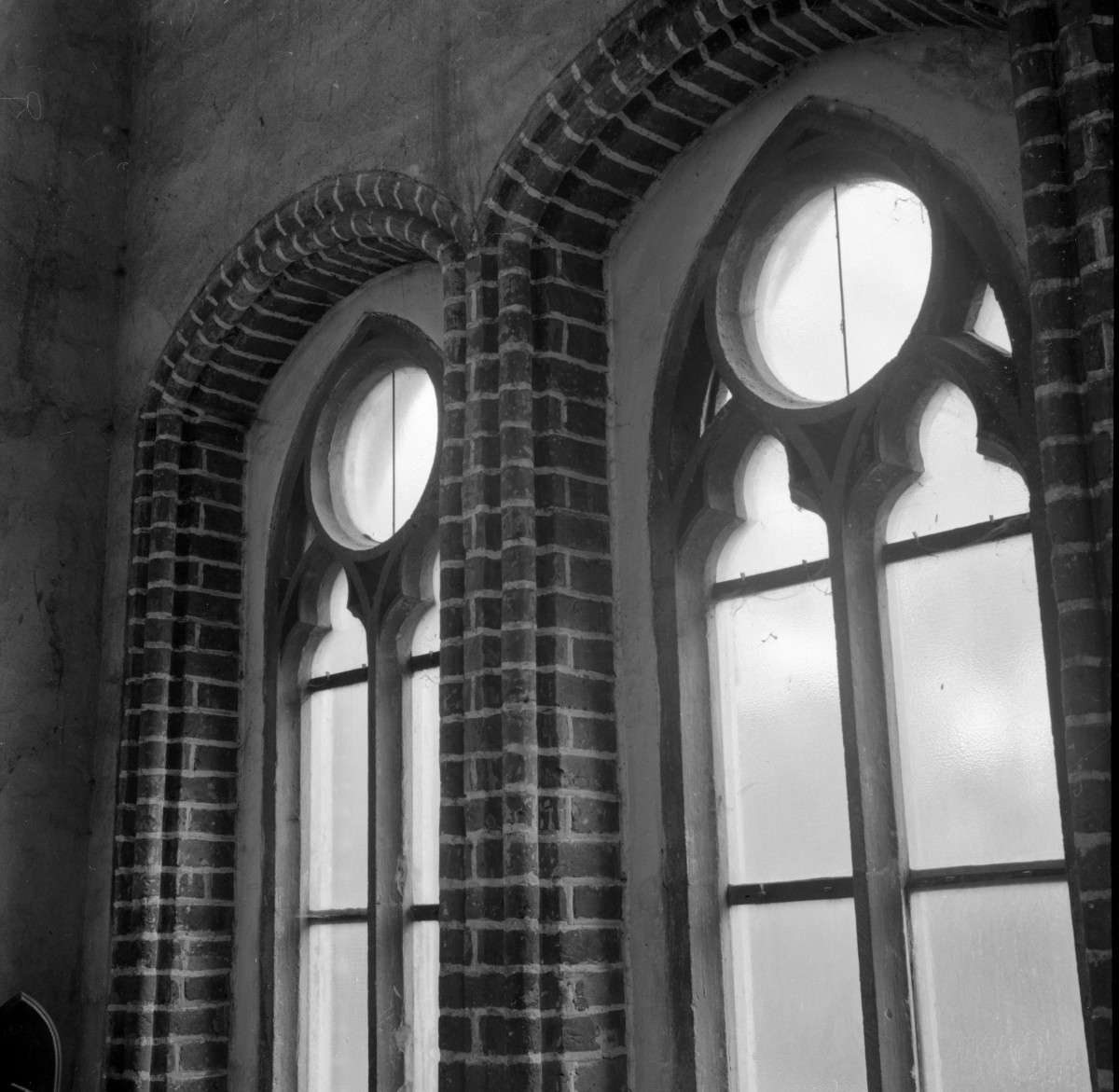 kościół rzymskokatolicki, ob. katedra pw. św. Mikołaja - wnętrze: okna w emporze nad kruchtą południową, skan 1