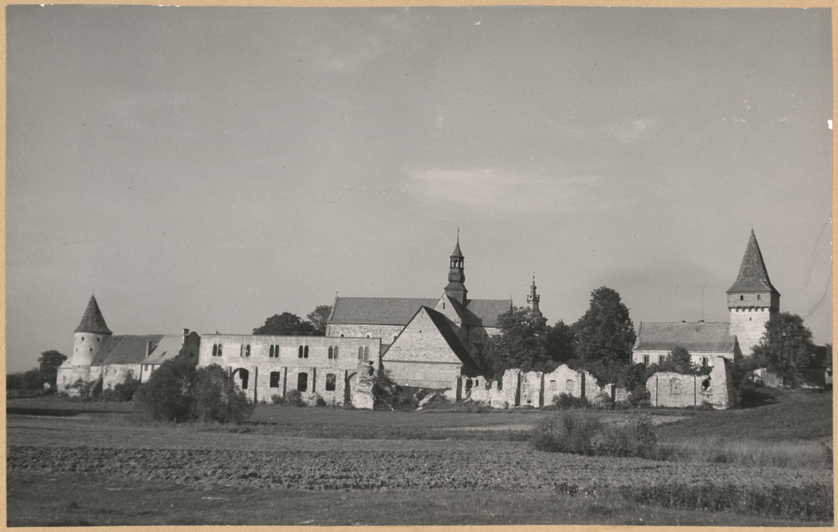 Zespół opactwa cystersów - widok ogólny  od strony płd. - zach. , skan 1