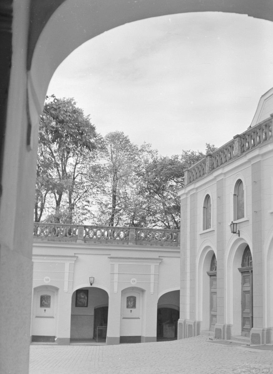 kościół pw. św. Anny - dziedziniec klasztorny, skan 1