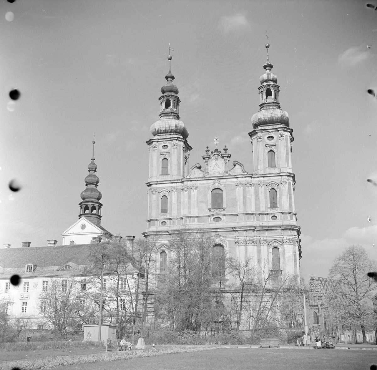 kościół Świętych Apostołów Piotra i Pawła - elewacja frontowa, skan 1