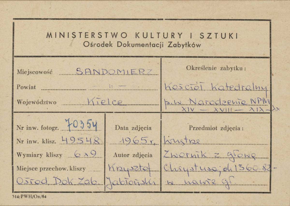  Katedra - wnętrze, widok na zwornik w nawie głównej z głową Chrystusa - metryczka, skan 1