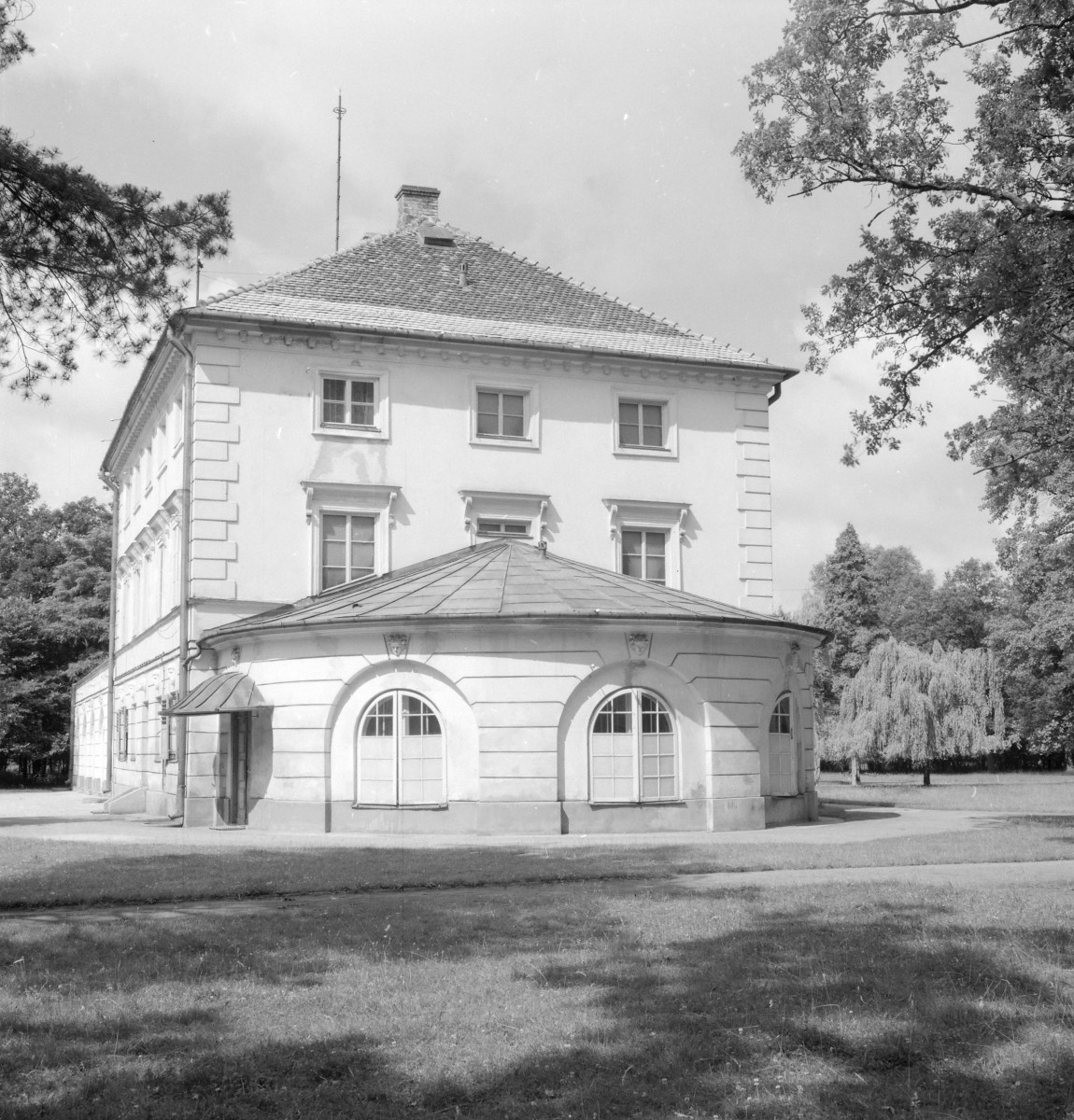 Zespół pałacowo - parkowy - oficyna dworska - elewacja wschodnia, skan 1