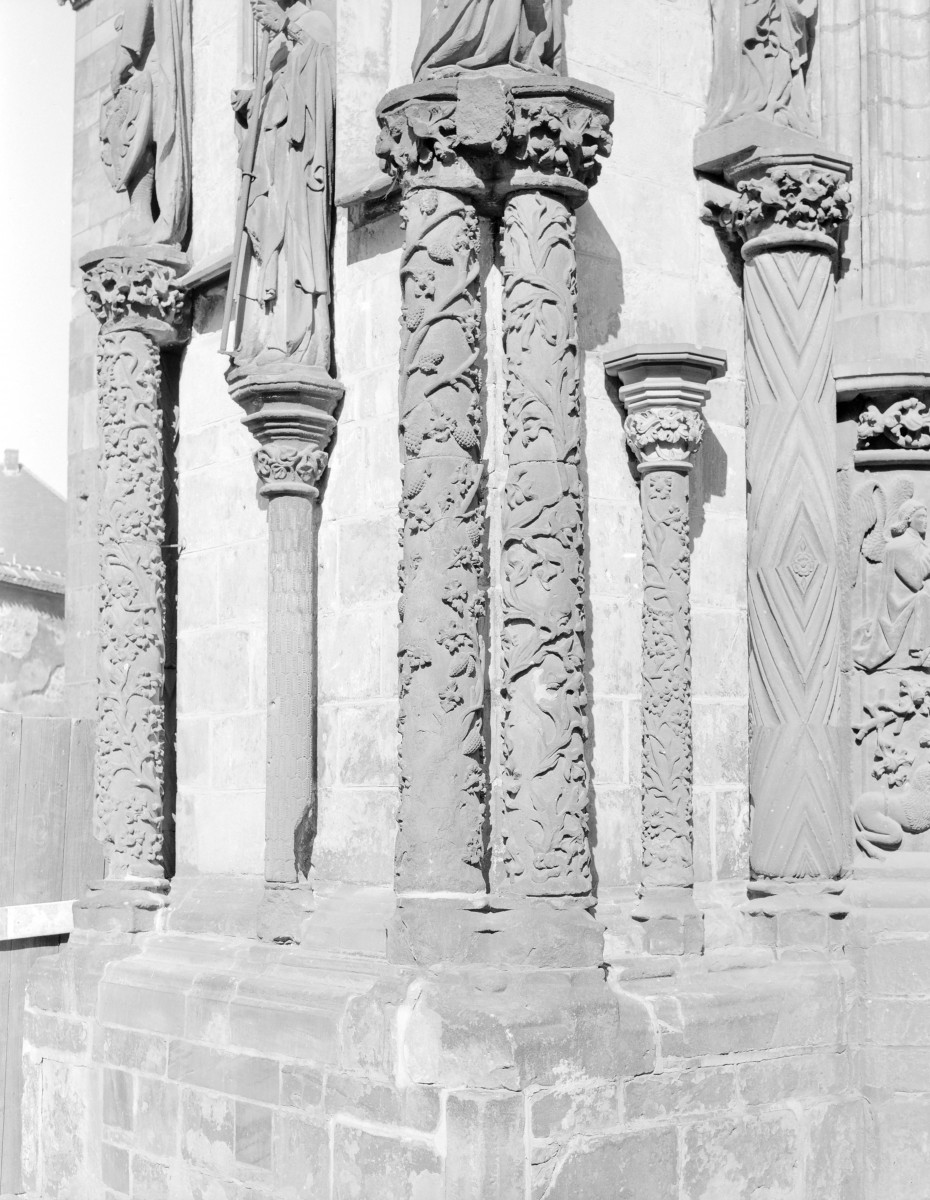 Katedra pw. św. Jana Chrzciciela - portyk zachodni, narożnik z filarami z dekorem roślinnym., skan 1