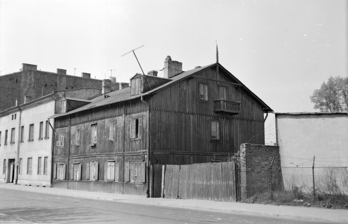 drewniany budynek mieszkalny - elewacja frontowa, skan 1