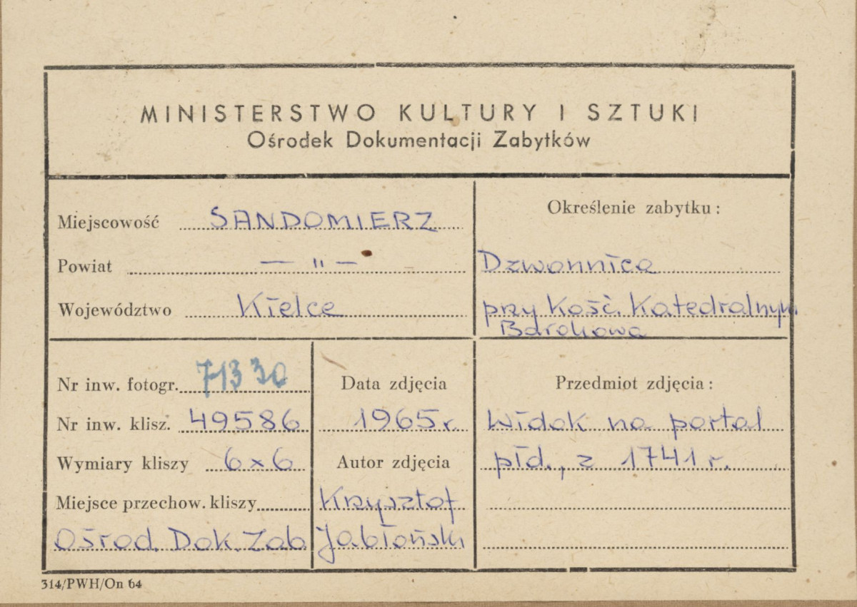 Zespół katedralny - dzwonnica, widok na portal - metryczka, skan 1