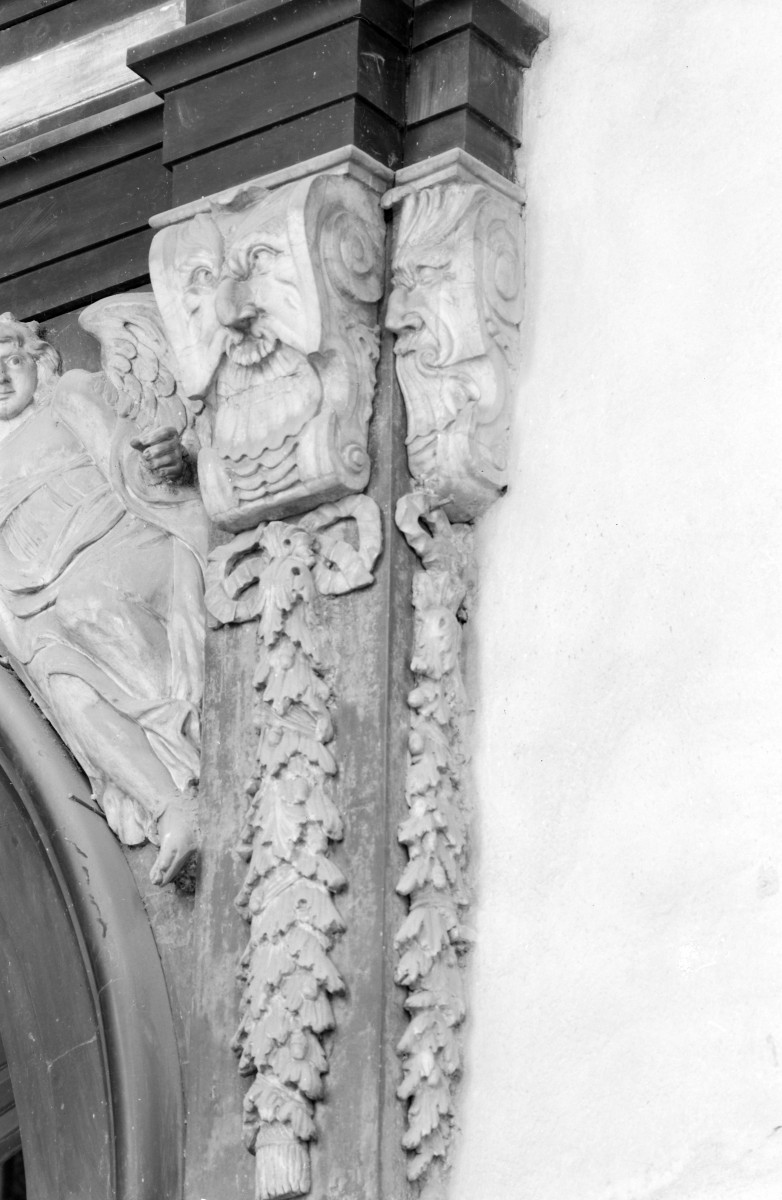 Katedra pw. Wniebowzięcia Najświętszej Marii Panny i św. Wojciecha - wnętrze: zwieńczenie portalu do Kaplicy Bogoria, skan 1