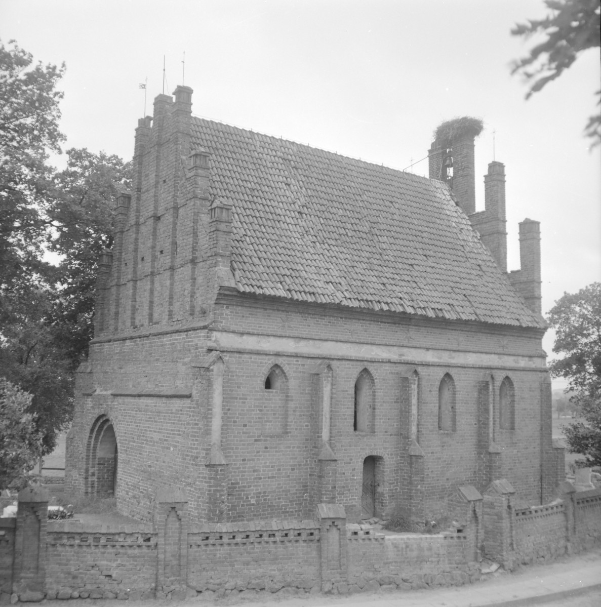 kaplica cmentarna pw. św. Jerzego (XIVw.) - widok od południowego-zachodu, skan 1