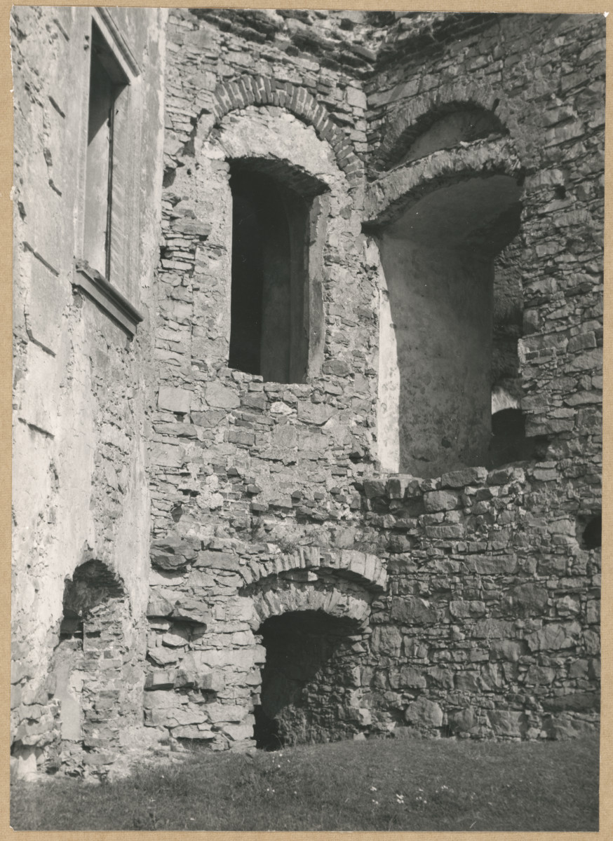 Ruiny zamku  Krzyżtopór  -  fragment murów , skan 1