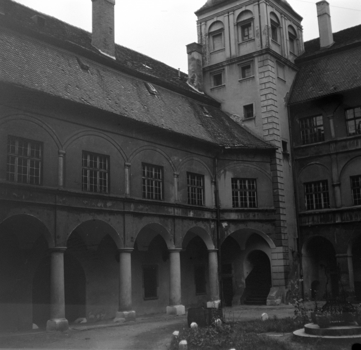 zamek książąt opolskich - dziedziniec - wieża bramna, skan 1