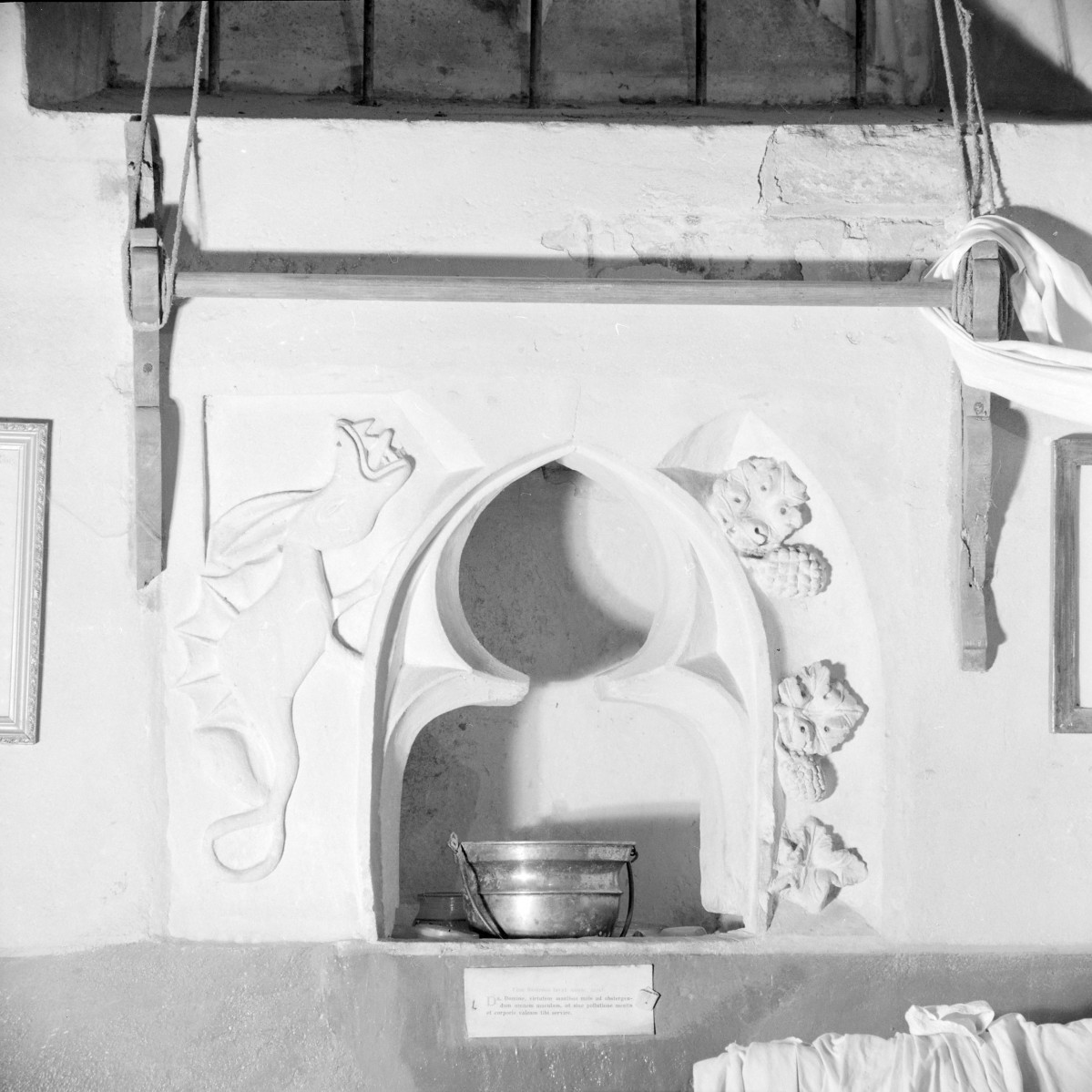 kościół pw. św. Mikołaja - wnętrze - zakrystia - sakramentarium - lawaterz, skan 1