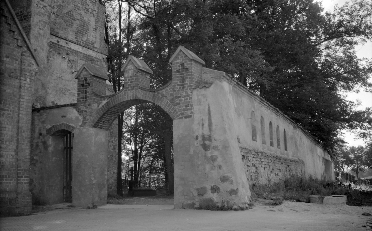 kościół po klasztorny, ob. parafialny rzymskokatolicki pw. Wniebowzięcia Najświętszej Marii Panny - bramka w ogrodzeniu, skan 1