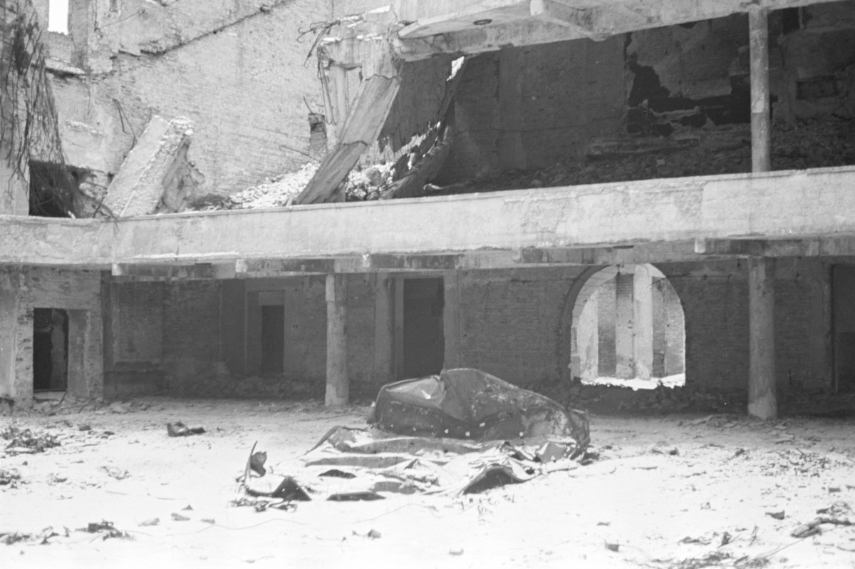 Galeria Luxemburga. Wnętrze. Zniszczone kino "Splendid" przemianowane później na "Sfinks"., skan 1