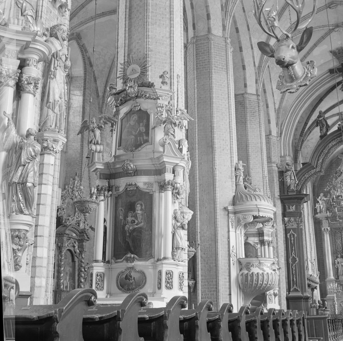 kościół pw. Wniebowzięcia Najświętszej Maryi Panny - wnętrze - nawa główna - ołtarz boczny i ambona, skan 1