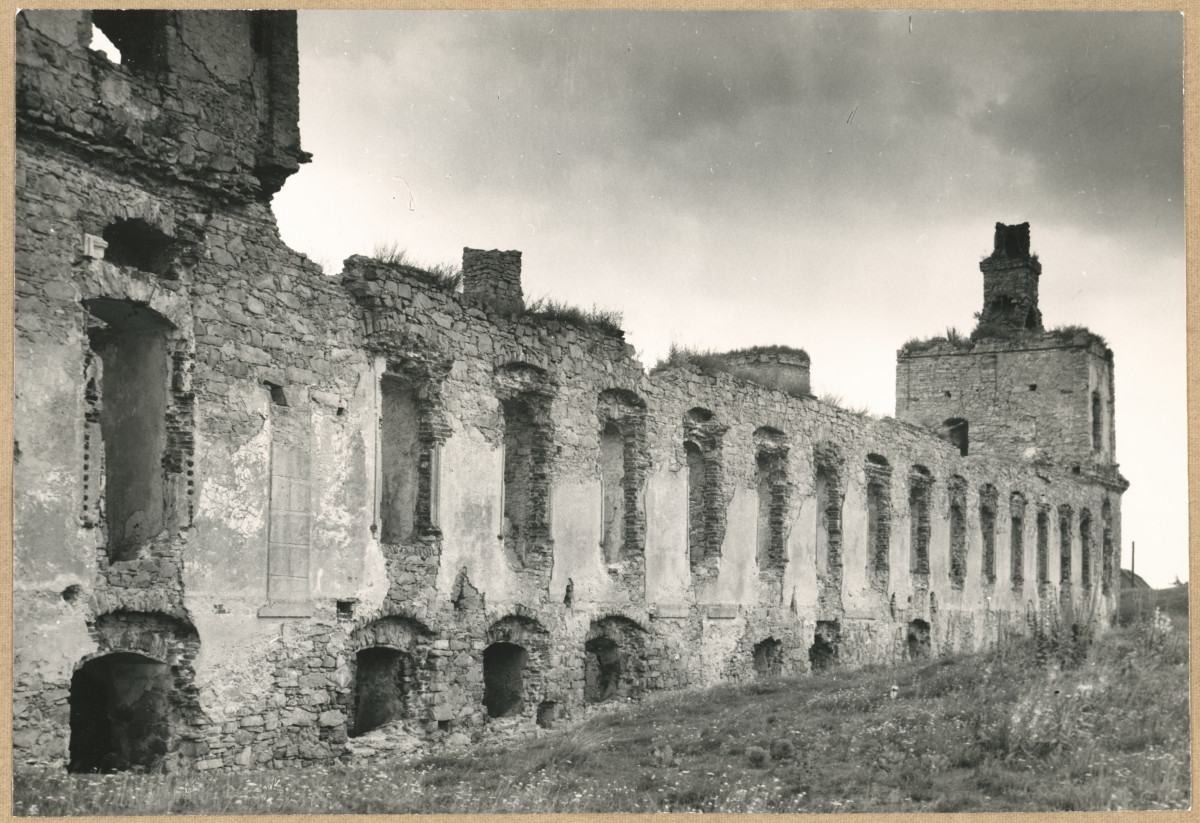 Ruiny zamku  Krzyżtopór  -  widok na skrzydło zach., skan 1