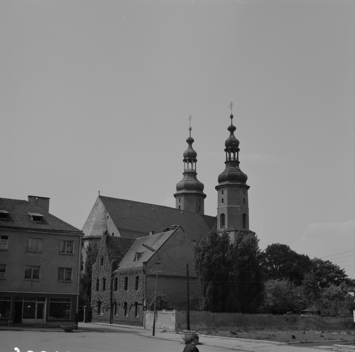 kościół pw. św. Bartłomieja - widok ogólny od północnego - wschodu, skan 1