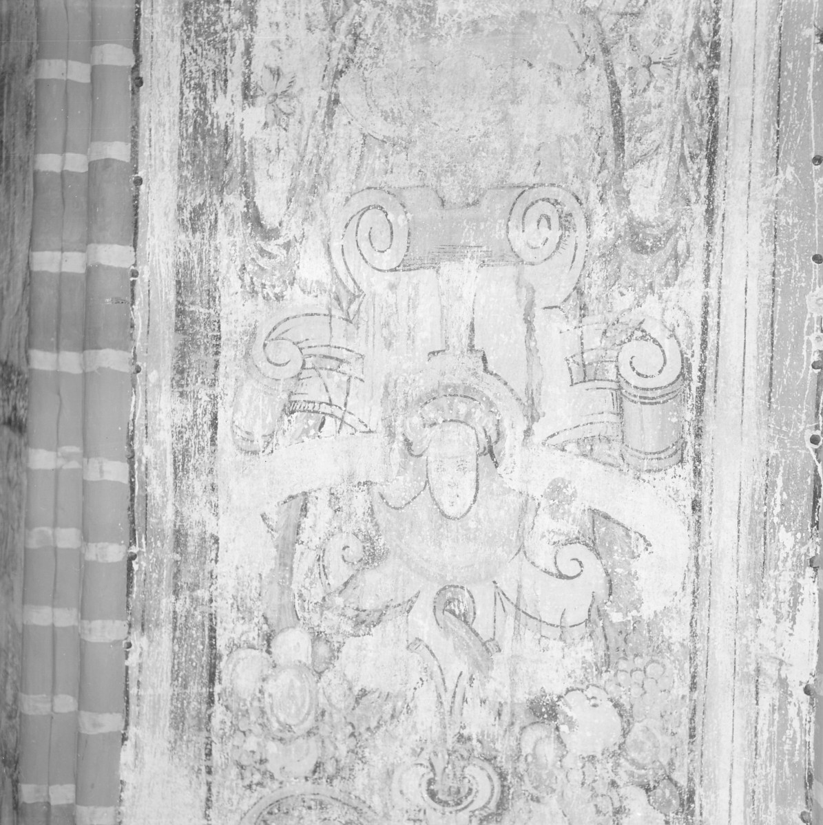 klasztor Franciszkanów - kościół pw. Świętej Trójcy - wnętrze - nawa główna - malowidła na filarze - fragment, skan 1