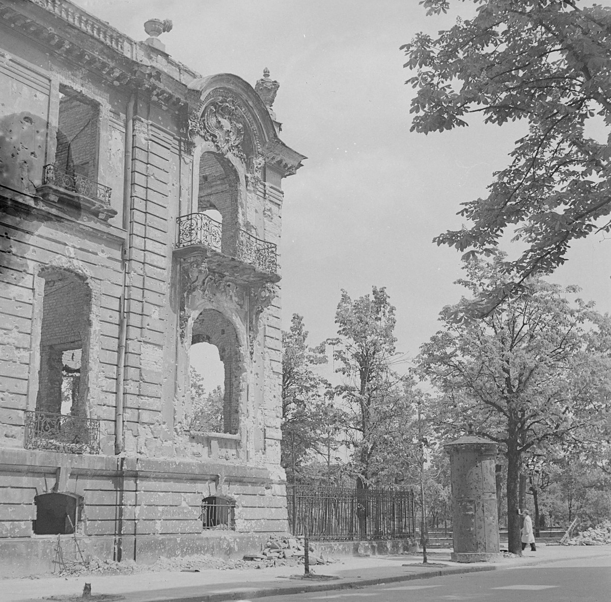 Zrujnowana willa hr. Rzyszczewskiego. Widoczne fragmenty boniowania i bogaty dekor nad zwieńczeniem okna. , skan 1