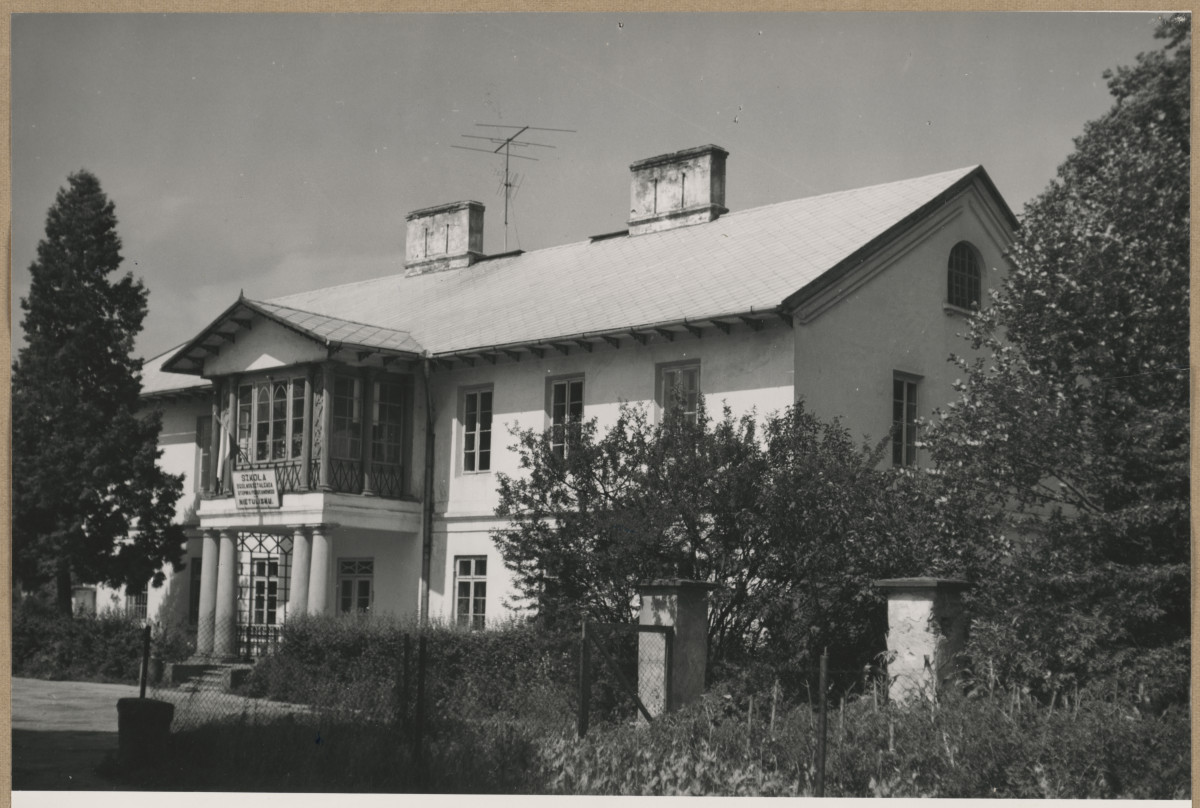 Zespół XIX w. zakładu przemysłowego - budynek administracji, widok od frontu

, skan 1