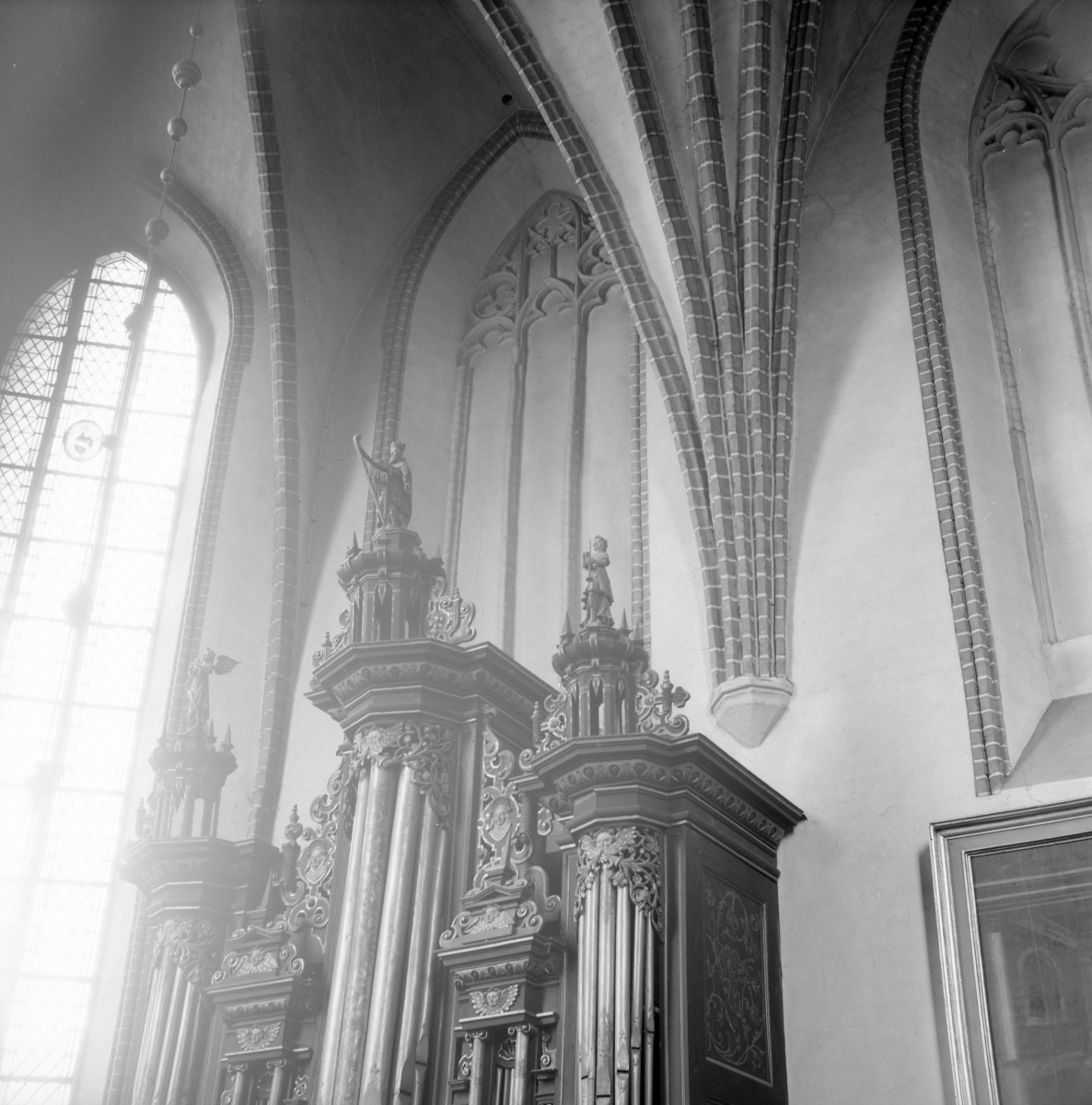 Kościół św. Jan Chrzciciela i św. Jana Ewangelisty - wnętrz kościoła górnego: zwieńczenie prospektu organowego w barokowej oprawie oraz słóżki i okno ostrołukowe, skan 1