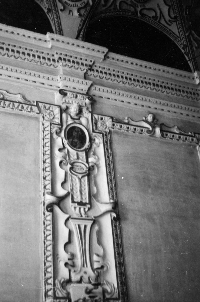 kościół przy klasztorze - fragment stiuku, skan 1