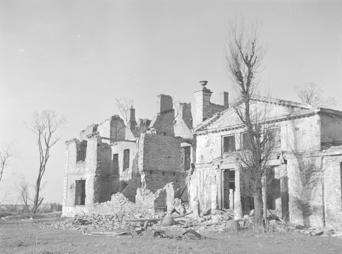 Zniszczony budynek muzeum Ziemi. Elewacja frontowa. Ruiny., skan 1