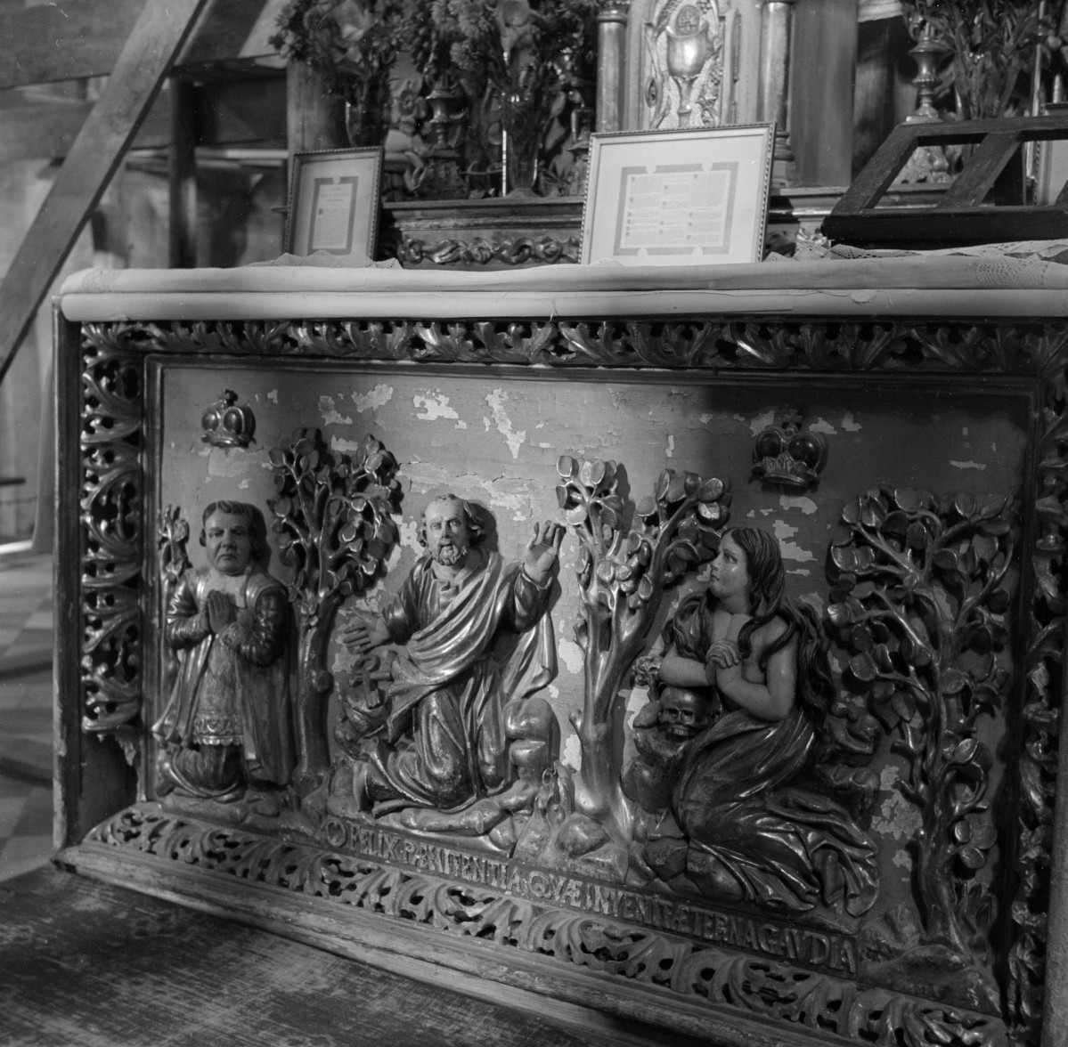 kościół farny pw. Świętej Trójcy - wnętrze: ołtarz boczny - antepedium, skan 1