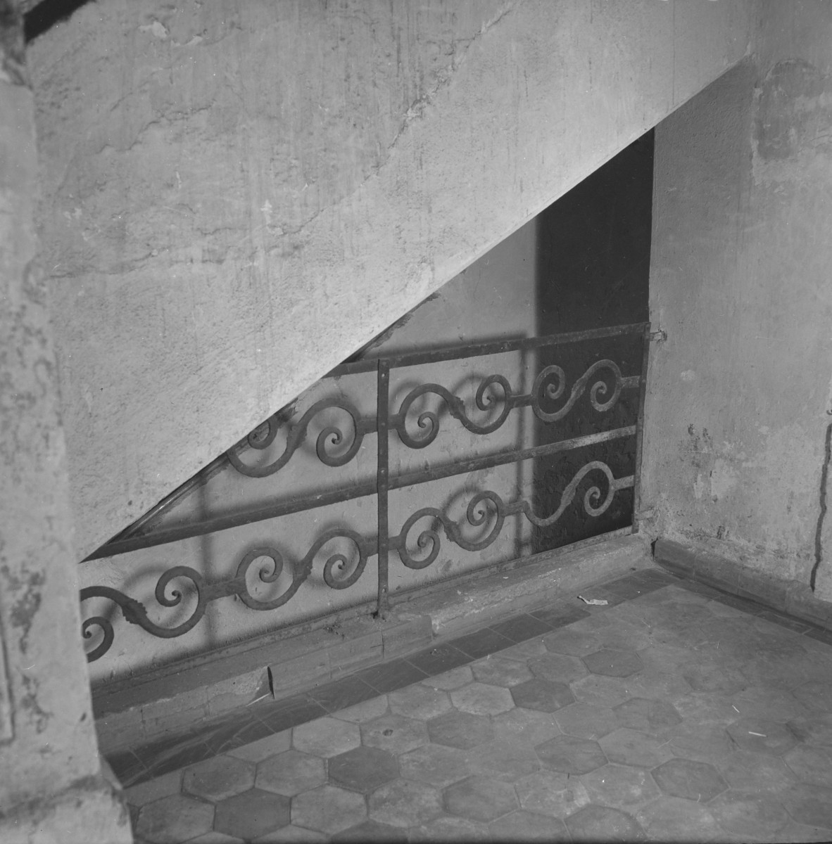 rynek miasta - kamienica - wnętrze - piętro I - klatka schodowa - fragment, skan 1