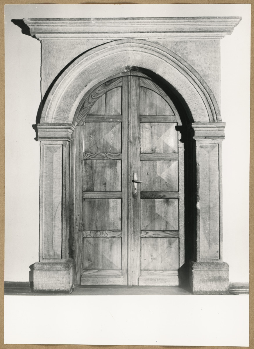 Pałac biskupów - wnętrze , portal na klatkę schodową, skan 1