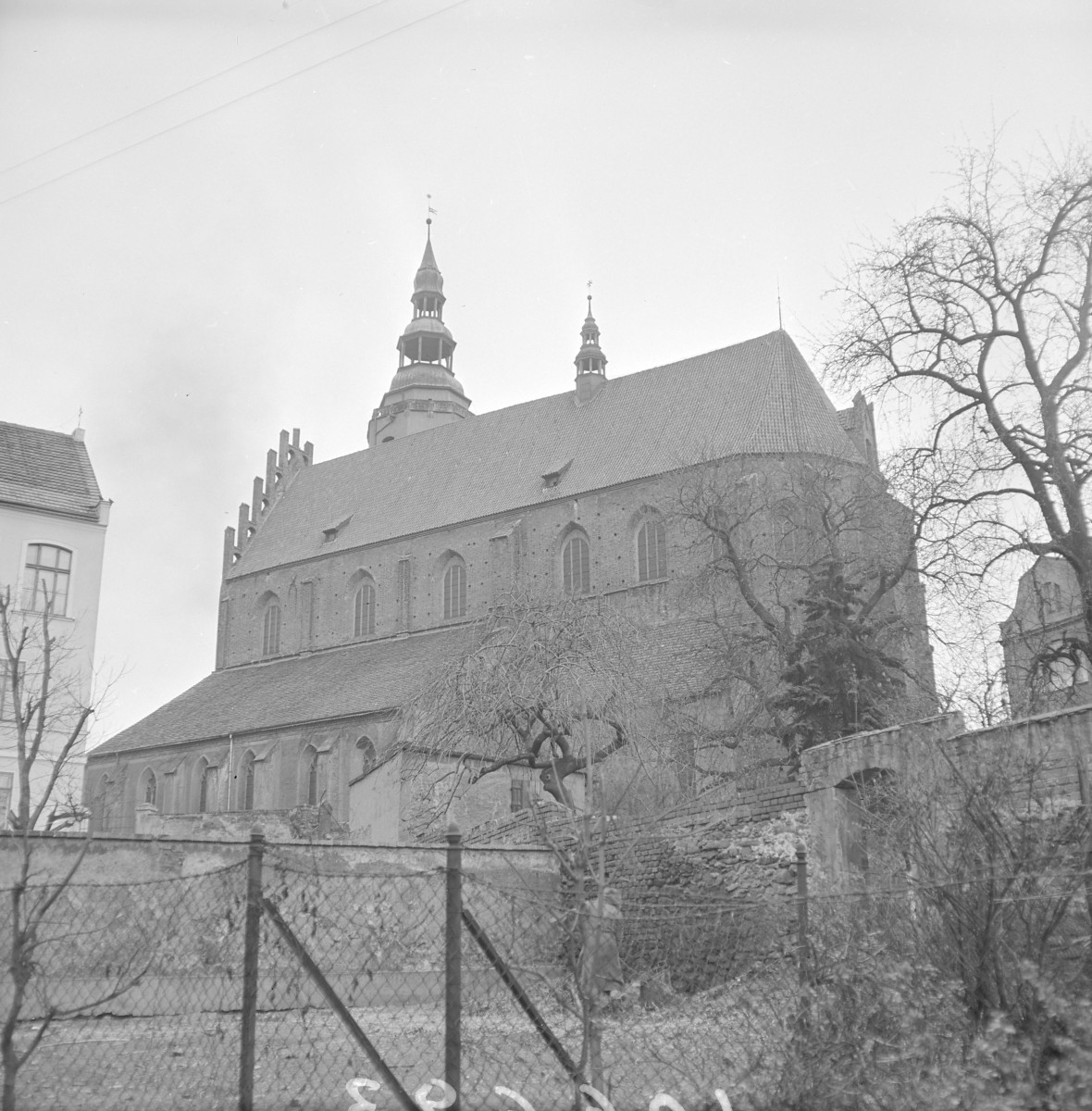 Kościół św. Jerzego - widok ogólny. Elewacja boczna. , skan 1