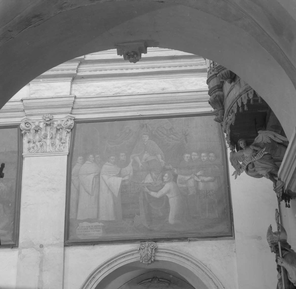 Bazyliki Wniebowzięcia NMP - wnętrze: obraz ze sceną z dziejów zakonu "Św. Bernard z Clairvaux przed papieżem", kapitel, pilaster, skan 1