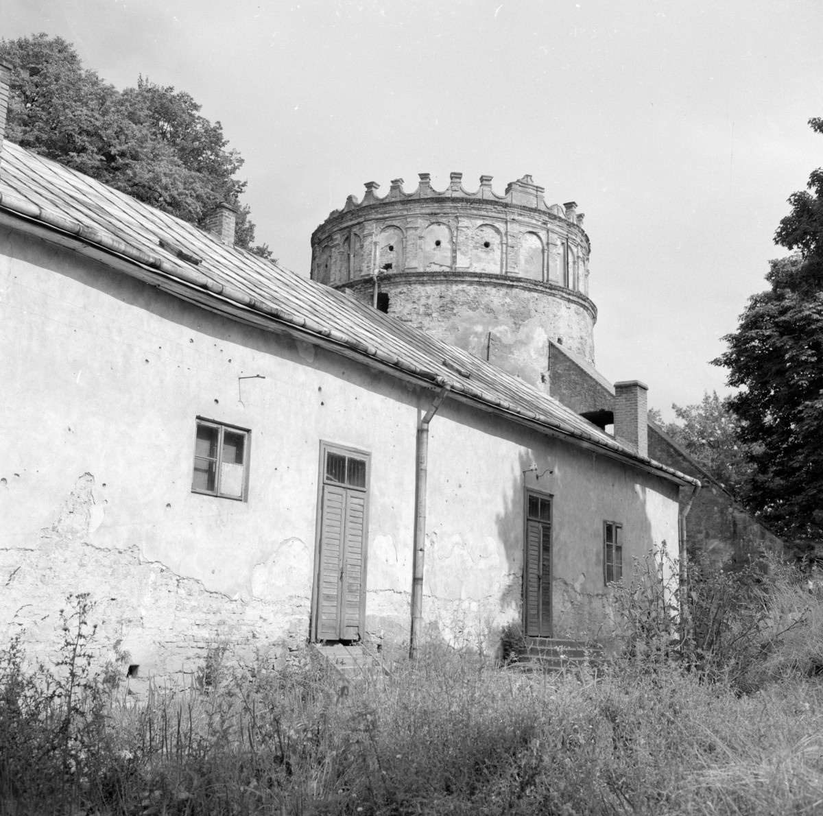 Zamek Kazimierzowski - elewacja południowo-zachodnia z basztą południowo-wschodnią (od dziedzińca), skan 1