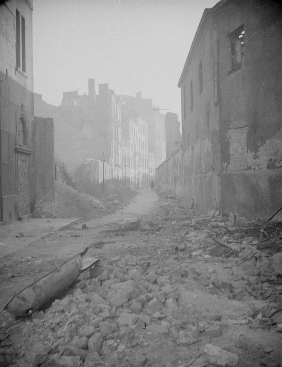 Zniszczona zabudowa miejska, kamienice. Widok od strony ul. Senatorskiej., skan 1