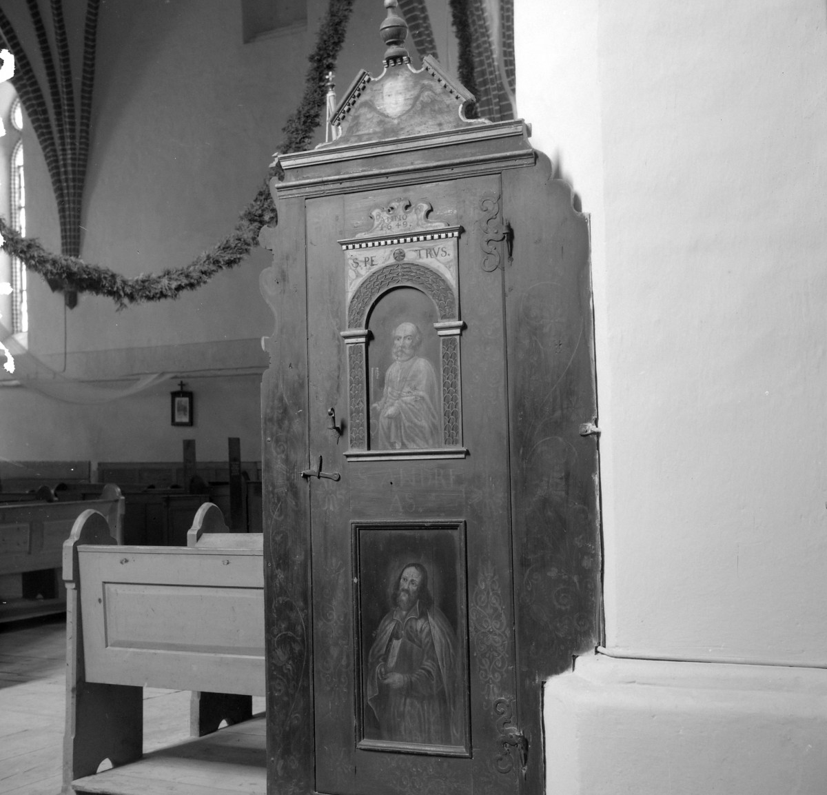 kościół parafialny pw. św. Michała Archanioła - wnętrze: drzwi do ambony, skan 1