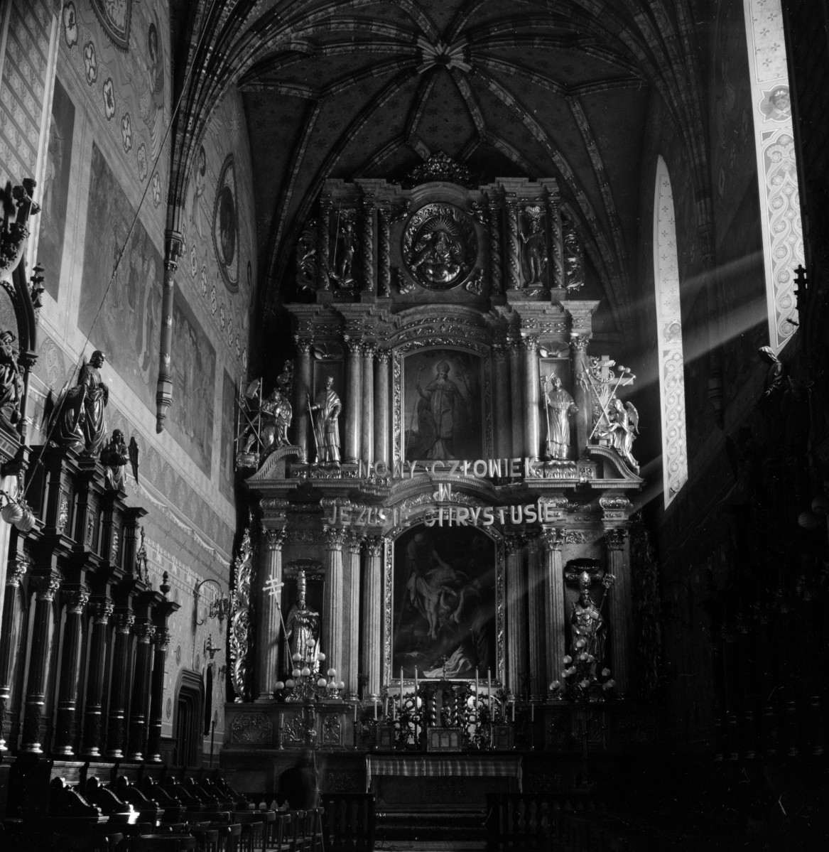 katedra św. Mikołaja Biskupa - ołtarz główny, stalle, sklepienie, skan 1