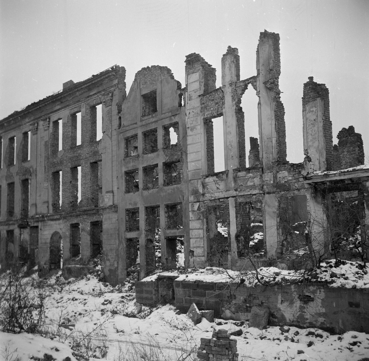 kamienice - ruiny - elewacja, skan 1