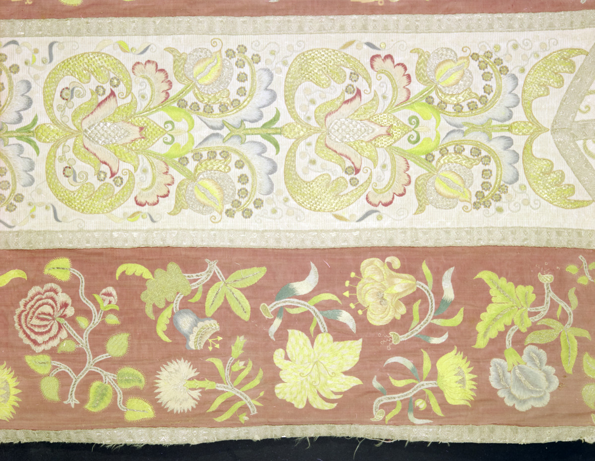 klasztor Benedyktynek - zbiory - materiał z haftem - fragment, skan 1