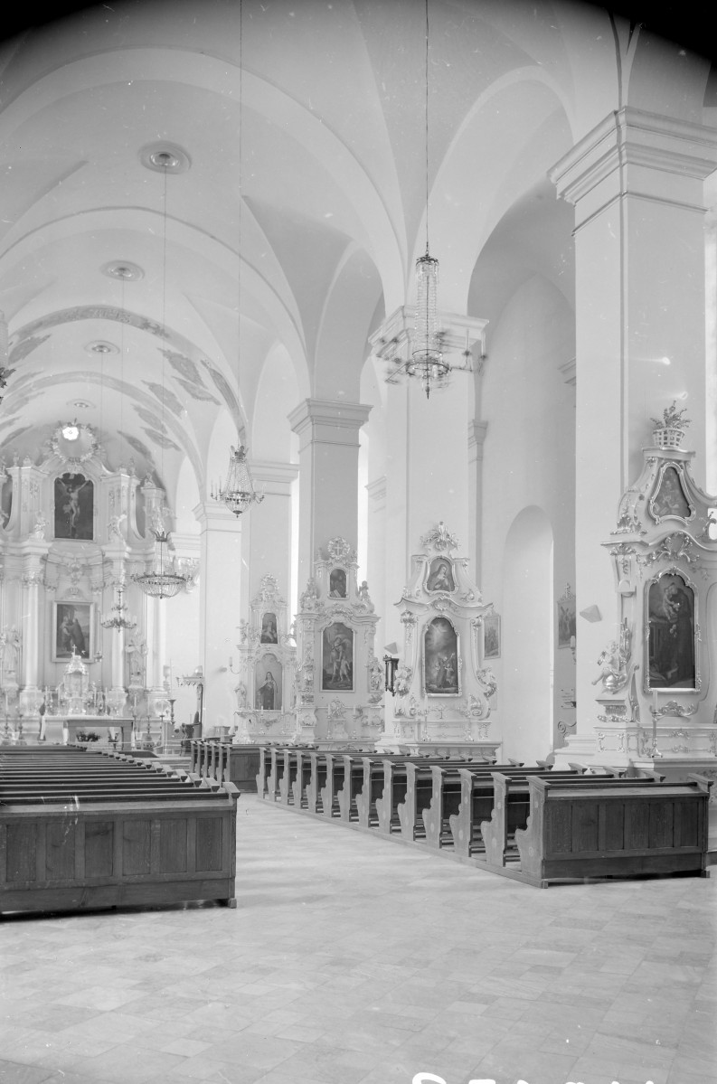 kolegiata - wnętrze: nawa główna i ołtarz główny, skan 1