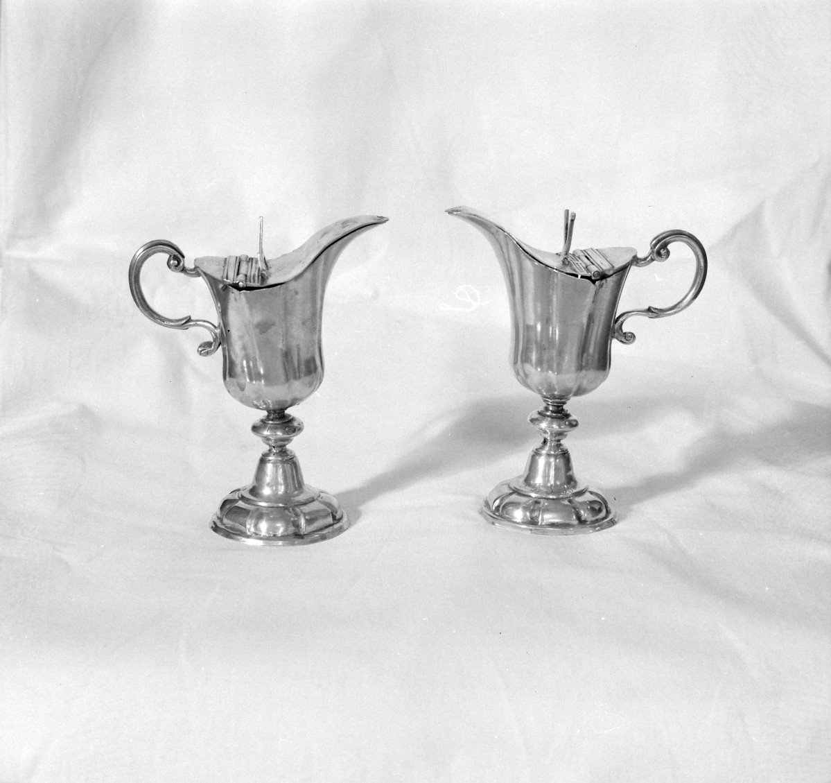 kościół pw. Wniebowzięcia Najświętszej Maryi Panny - zbiory - ampułki z XVIII w., skan 1