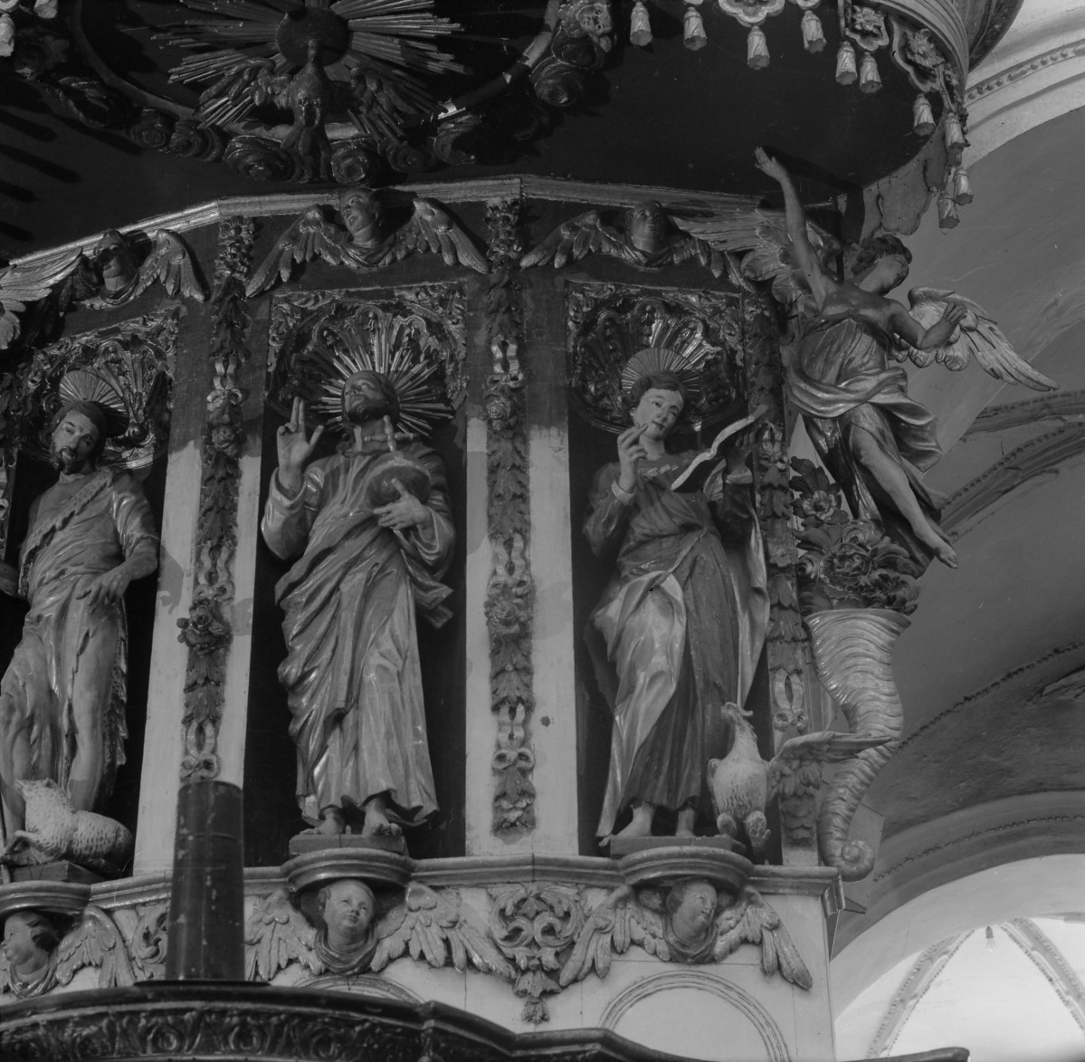 Bazyliki Wniebowzięcia NMP - wnętrze: ambona, detale baldachimu, skan 1