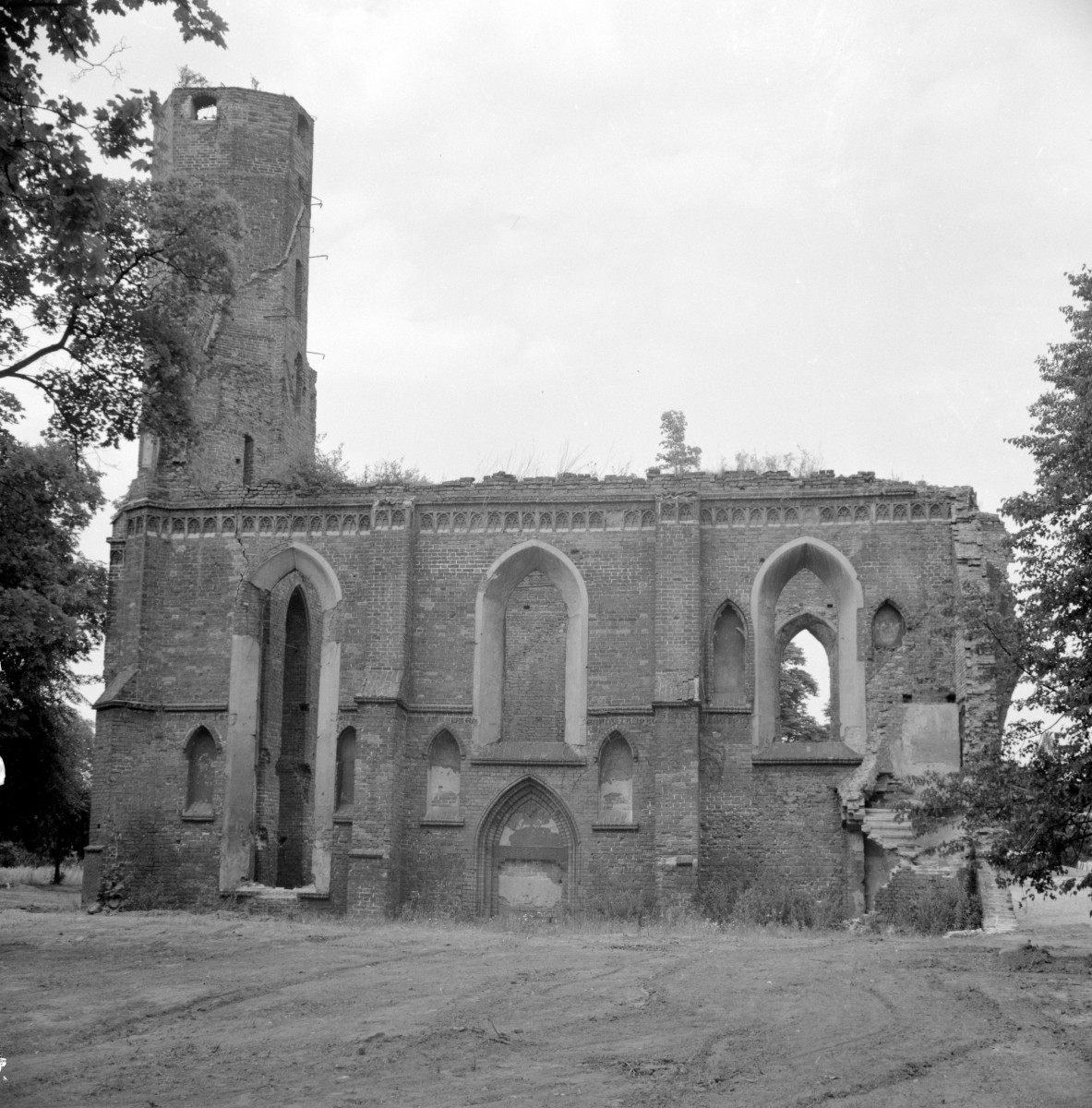 mury kościóła pw. Bożego Ciała, ul. Bożego Ciała 29 - elewacja południowa, ruina, skan 1
