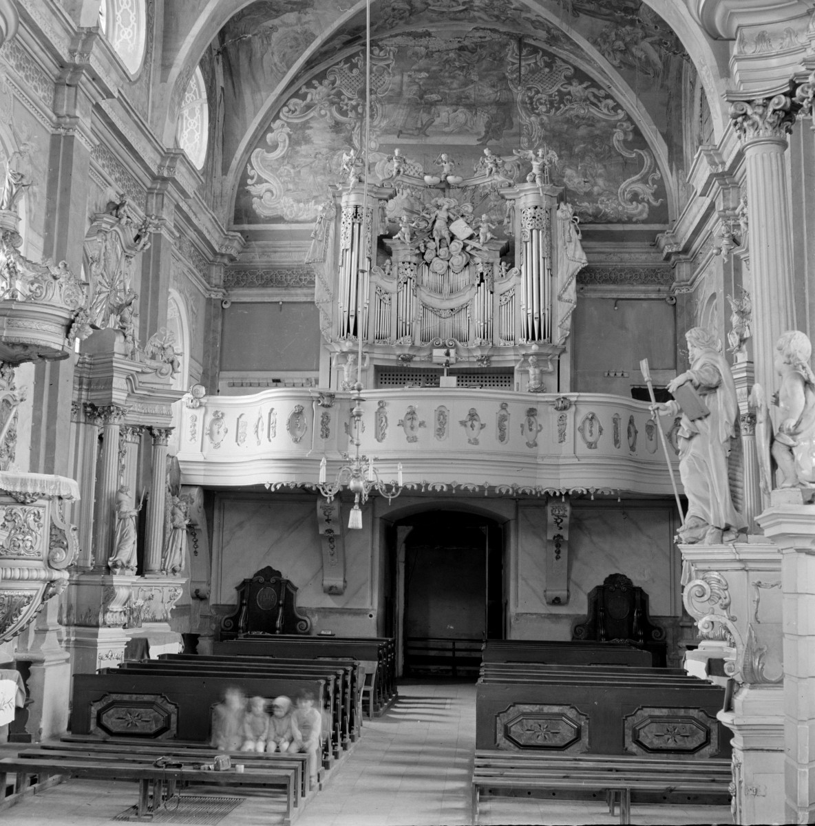 klasztor Franciszkanów - chór, empora, wnętrze, skan 1