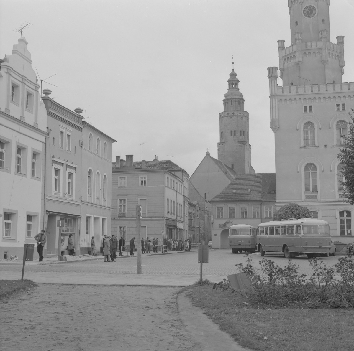 kościół pw. św. Stanisława i zabudowa miejska - widok ogólny, skan 1