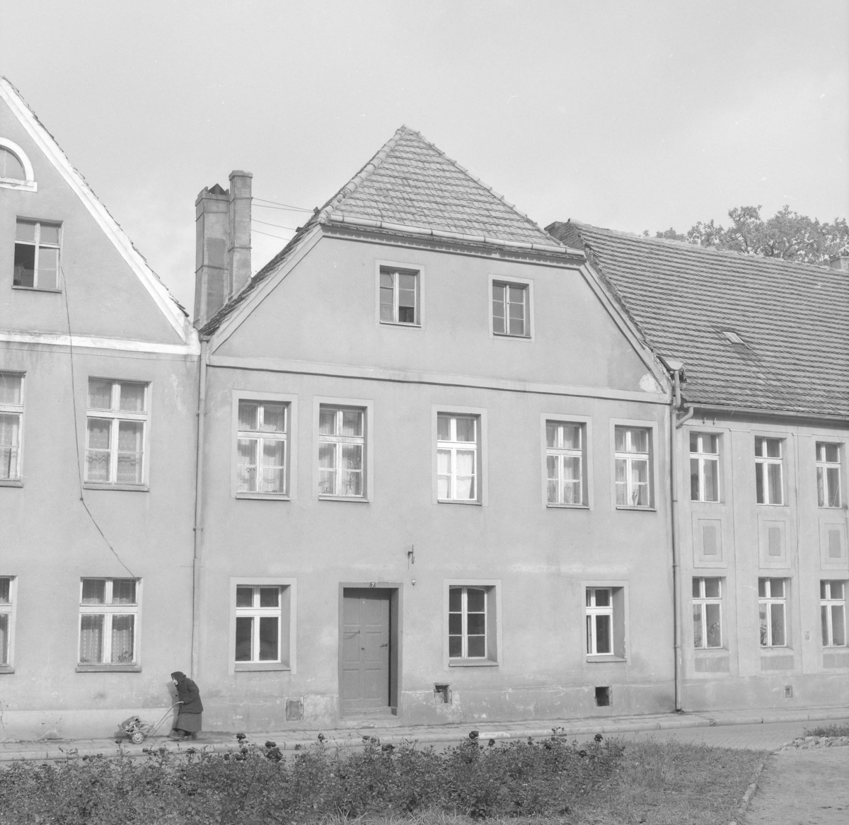 Zabudowa miejska. Kamienica, elewacja frontowa., skan 1