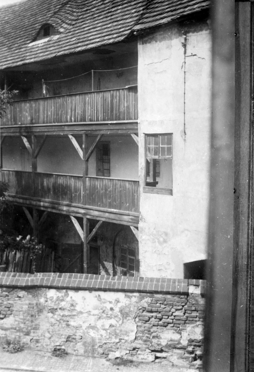 kamienica na st. Mieści - elewacja od podwórza, drewniane ganki, skan 1