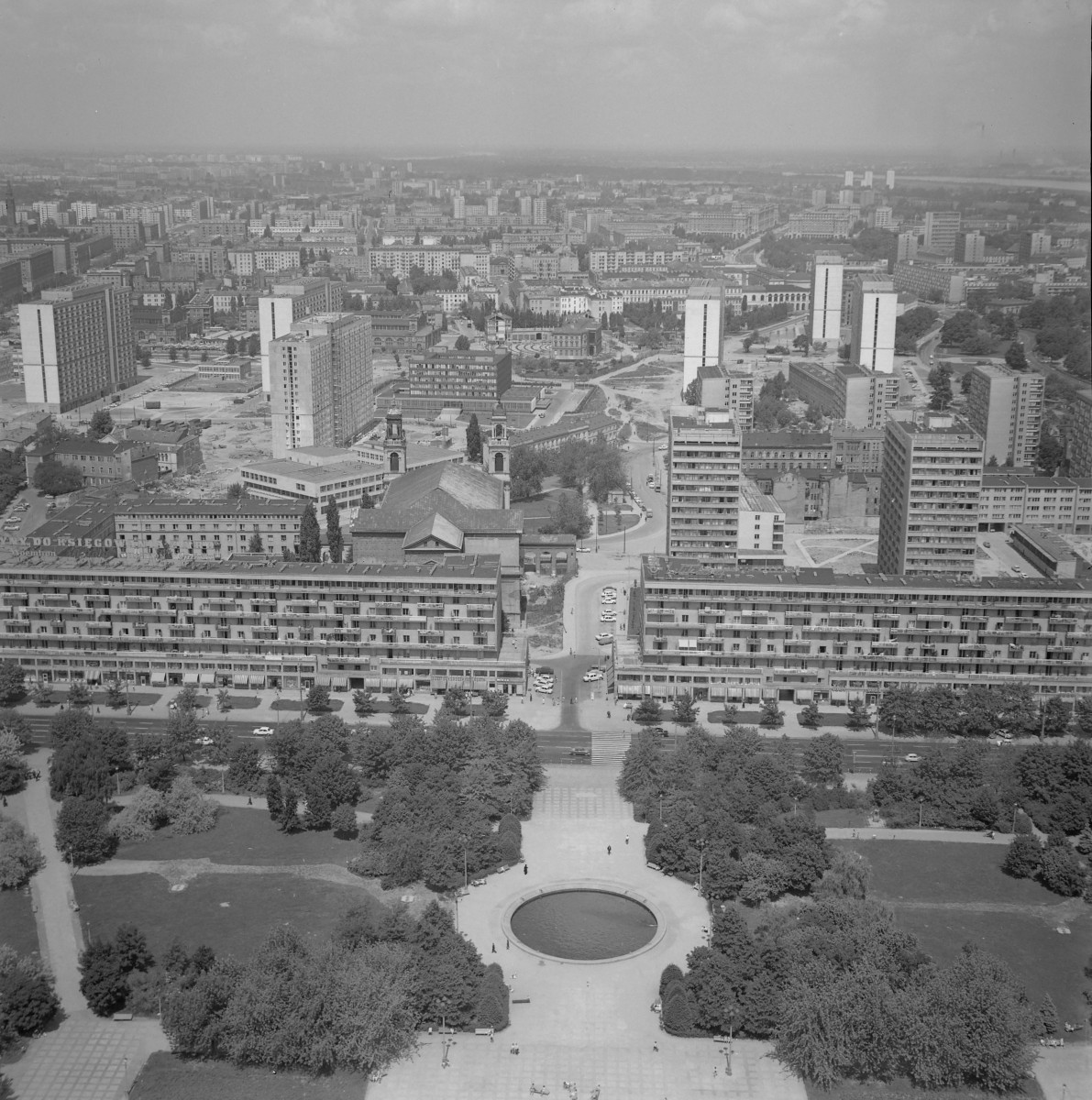 Widok z Pałacu Kultury w kierunku północnym na pałac Lubomirskich po przesunięciu., skan 1