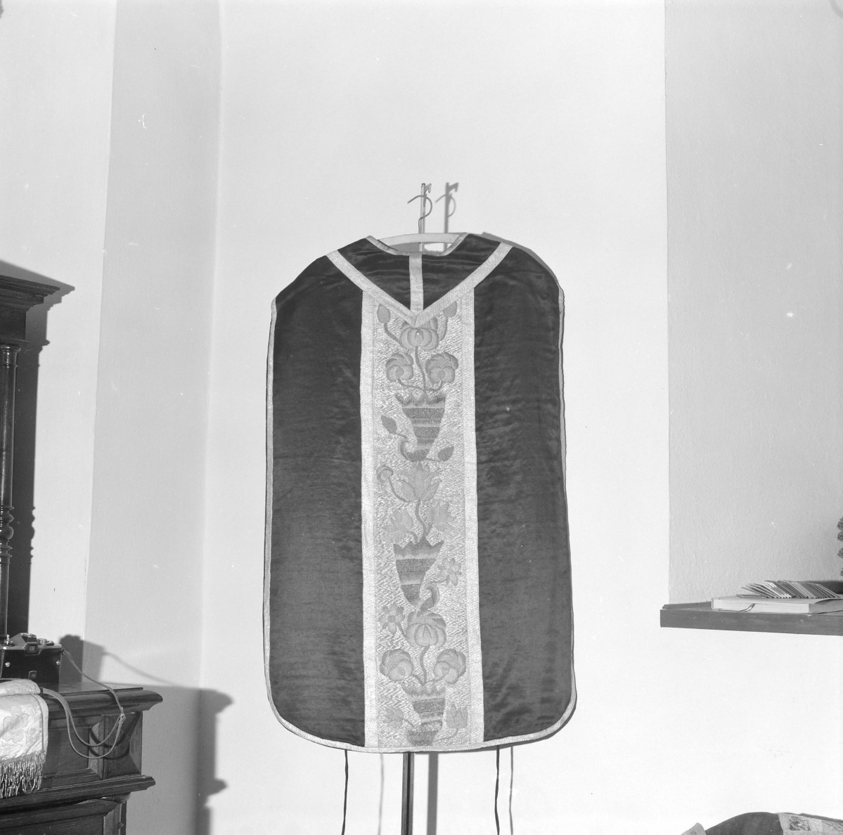 Skarbiec katedralny - Ornat. Haft Polski. XVII wiek. Całość, tył., skan 1