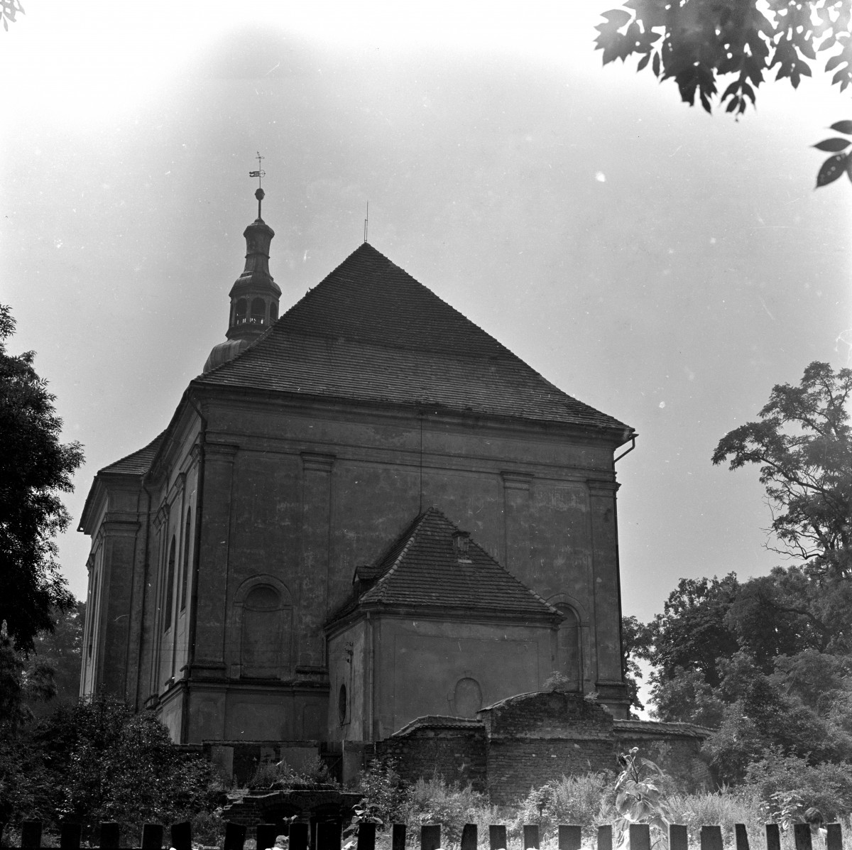 kościół parafialny pw. św. Marcina Biskupa - elewacja wschodnia, widok zewnętrzny, skan 1