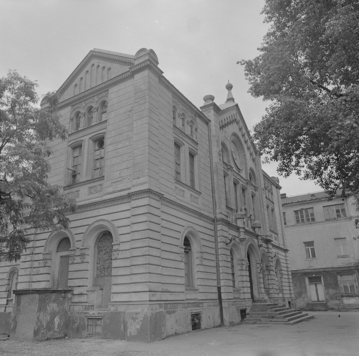 Synagoga im. Zalmana i Rywki Małżonków Nożyków - elewacja boczna, narożnikowa, skan 1