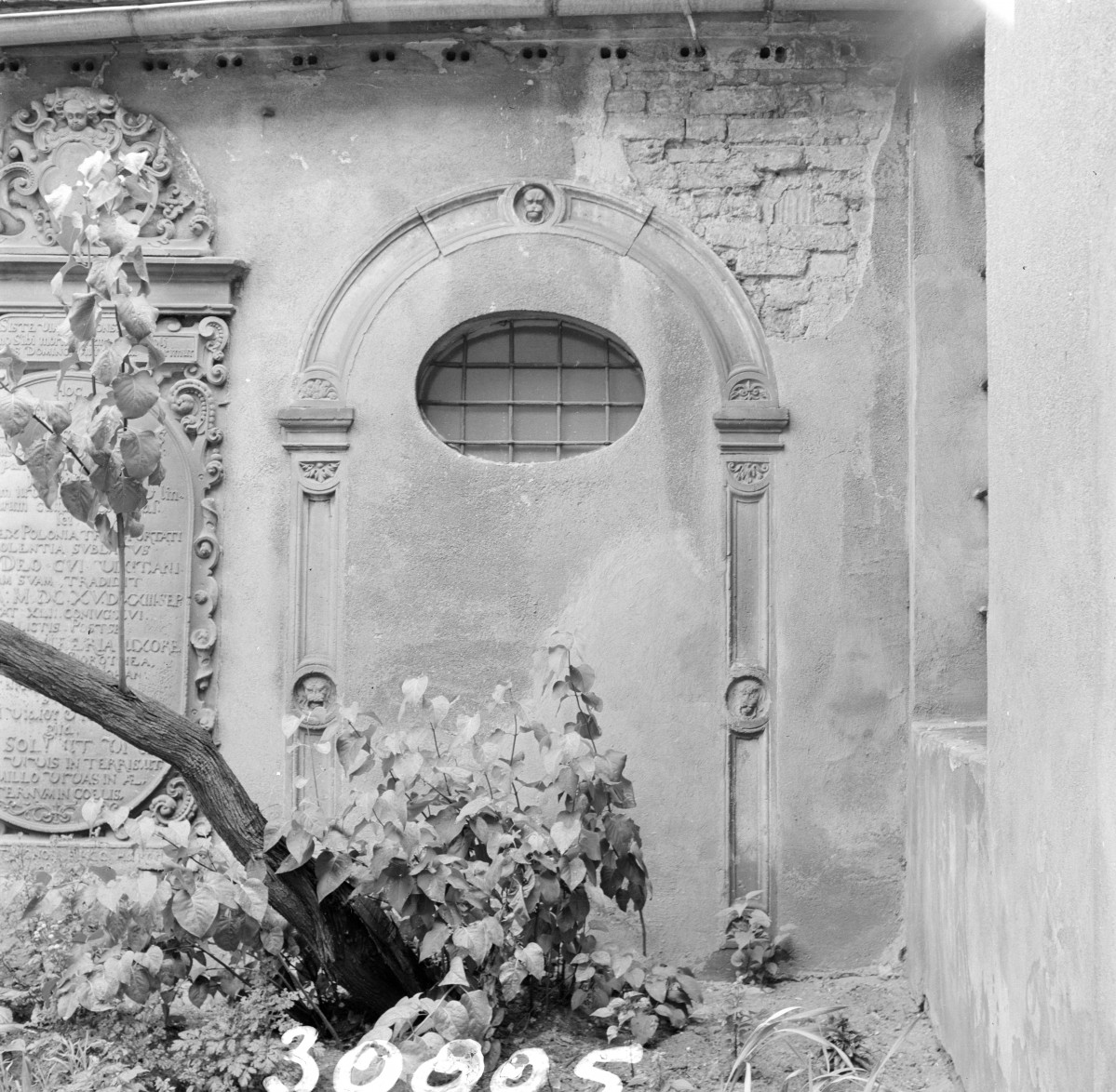 kościół pw. Oczyszczenia NMP - elewacja płd. zamurowany portal, skan 1